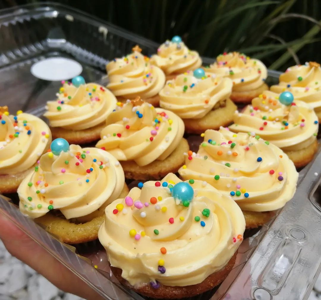 Mini Cupcakes en crema x12 - Delarstweet Cupcakes - Tortas para cumpleaños - Cupcakes para baby shower en Bogotá - Delartsweet Cupcakes en Bogotá - Cupcakes - Ponques - Pasteles - Delartsweet - Cupcakes en Bogota - Cakepops - Tortas de Cumpleaños - Delartsweet Cupcakes a Domicilio - Desayunos Sorpresa - Regalos Sorpresa - La Rosca